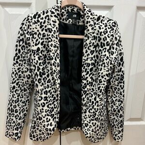 NWOT H&M CHEETAH PRINT BLAZER IN SIZE 6